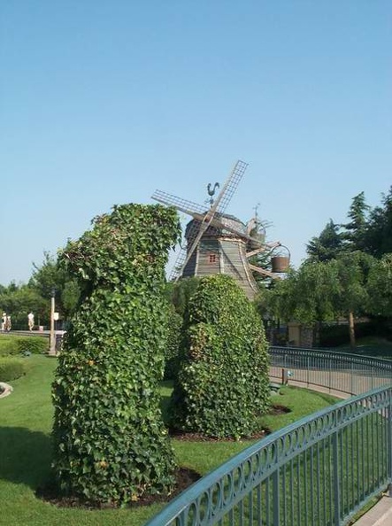 Disneyland_Park_-_015.jpg