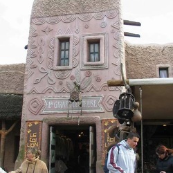 Disneyland Park - Adventurland - boutiques - boutique girafe curieuse